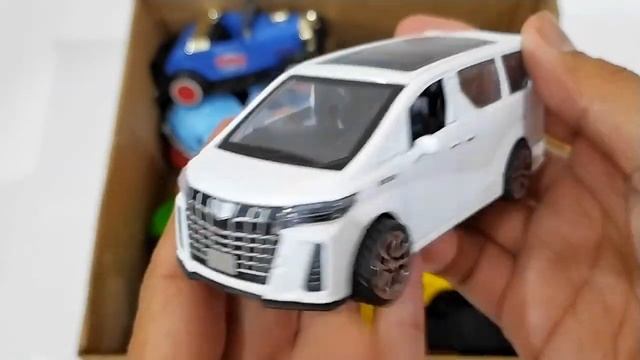 Box full of various miniature cars Lamborghini, Nissan, Hyundai, Pagani, Jaguar, Volvo, Mazda 06 смотреть онлайн