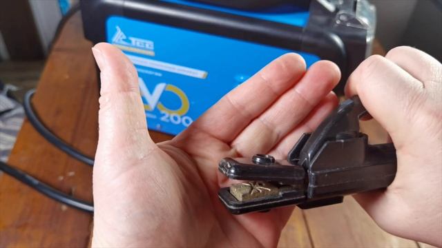 Как варит маленький сварочный инвертор ТSS EVO MMA 200 Яркий ЖК-дисплей, аккуратная сборка