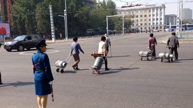 Pyongyang Traffic Cop Doing Her Job смотреть онлайн