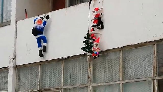 "Тот, кто верит в чудеса, может сделать чудо сам, и сюрпризы приготовить папе с мамой и друзьям." смотреть онлайн