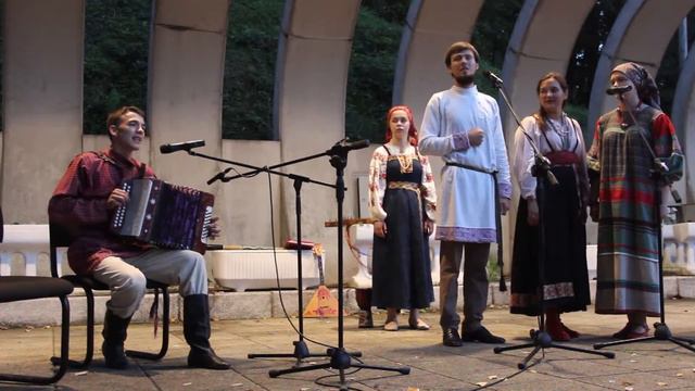 Перезвон - Под окном широким вишня белоснежная цветёт смотреть онлайн