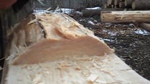 Сруб в русский угол , техника работы топором .