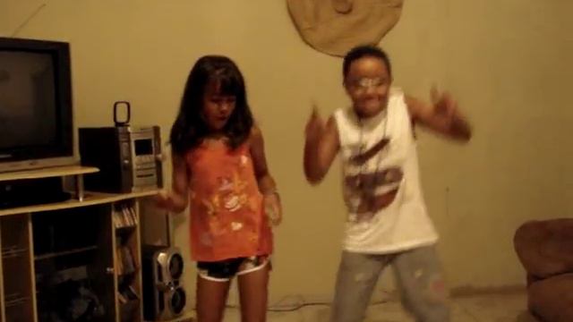 Nikole e Bernardo dançando Kuduro смотреть онлайн