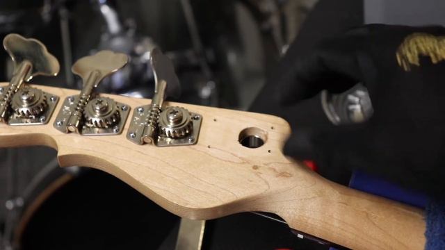 How to Repair a Minor Headstock Crack Video смотреть онлайн