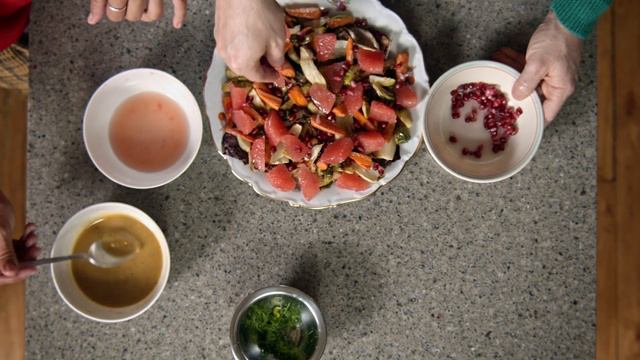 This Roasted Winter Salad is the perfect center piece for your holiday meal! смотреть онлайн