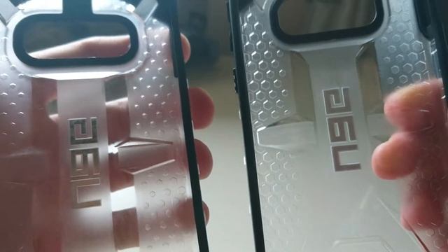 UAG PLASMA COVER S10e FAKE vs ORIGINAL - S10e (the fake one is on the left) смотреть онлайн