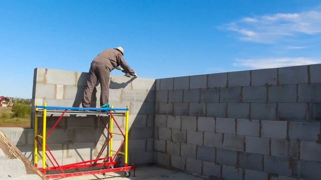 Почти ФИНАЛ КЛАДКИ наружних стен дома из газобетона! ЕЩЕ НЕМНОГО и ВТОРОЙ ЭТАЖ ЗАКРОЮ!