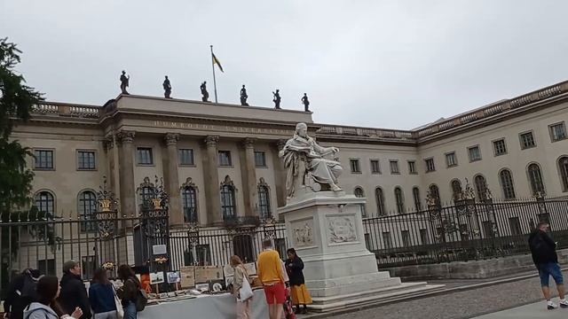 Берлин. Пасмурный, но прекрасный день. Старинный разводной мост. Фонтан Нептуна. смотреть онлайн