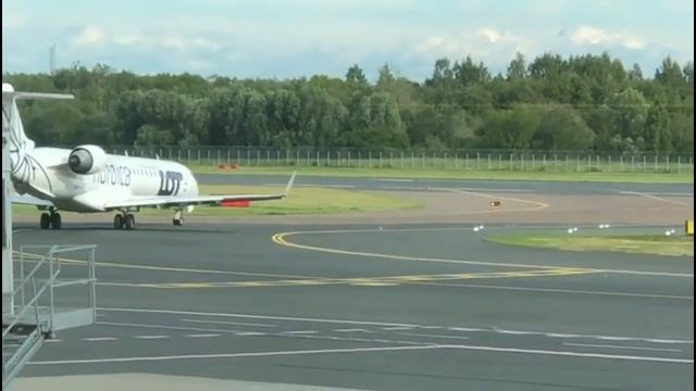 Выруливание самолётов в аэропорту Таллина. Деловая авиация. Путешествие по Европе смотреть онлайн