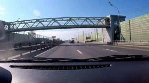 Камаз посыпает дорогу песком летом.