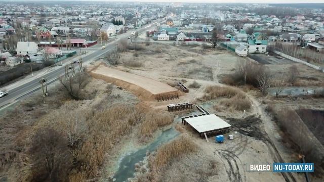 В Новой Усмани через протоку реки начали возводить временный объезд