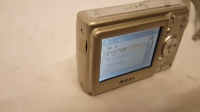 Nikon COOLPIX L11 6.0 MP Digital Camera with lanyard a closer look view смотреть онлайн