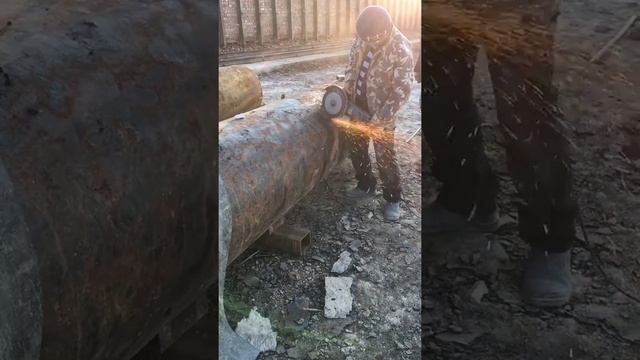 Резка болгаркой 700 трубы сегментов для формирования 90 градус угла смотреть онлайн