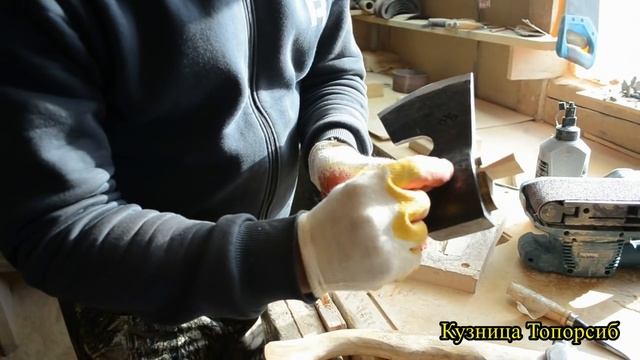 Как расклинить закачавшийся топор . Правильная расклинка топора . смотреть онлайн