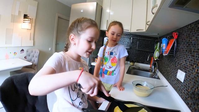 Аринка Лайк, сестры пекут вкусные блины. Замечательный, вкусный сюрприз на завтрак родителям смотреть онлайн