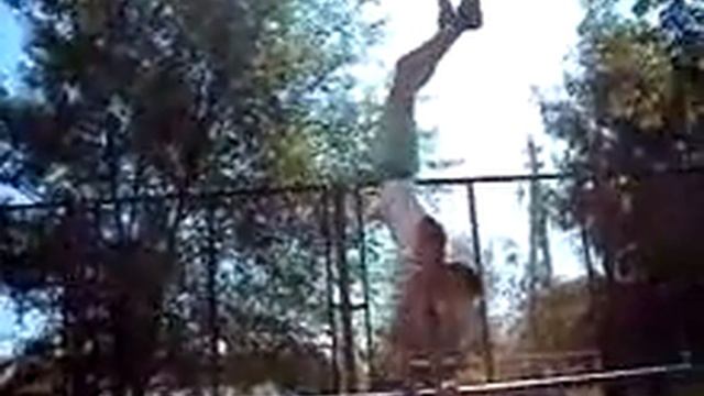 Брусья. Супер ходьба на руках на брусьях..flv смотреть онлайн