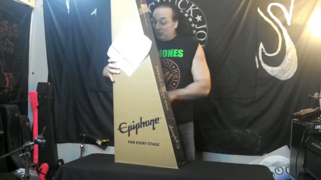 Chuck Lazaras unboxes an Epiphone SG Special смотреть онлайн