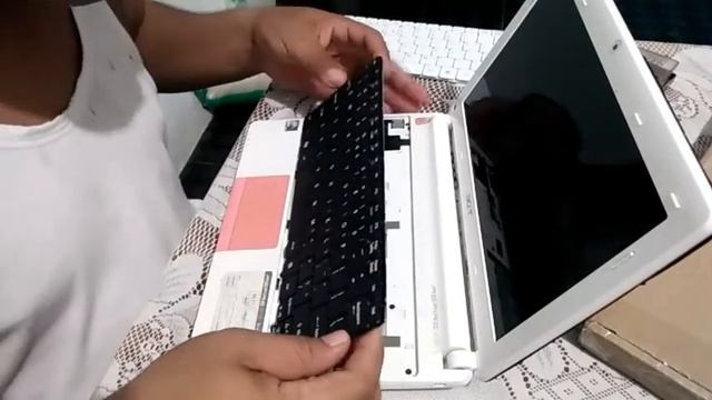 Cara Mengganti Keyboard Acer Aspire One Happy2