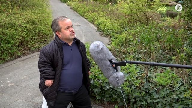 Dwergacteur Edwin showt zijn skills смотреть онлайн