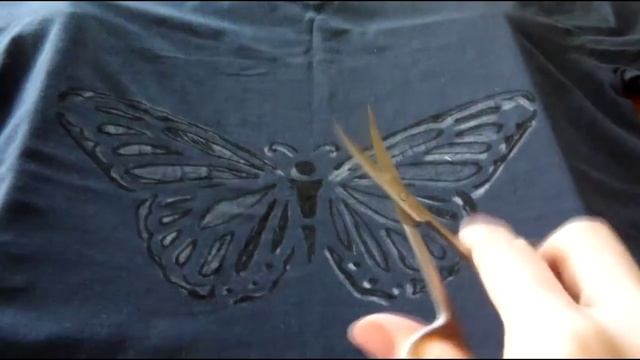 DIY:ДЕКОР ОДЕЖДЫ.ВЫРЕЗАЕМ НА ФУТБОЛКЕ БАБОЧКУ.CUT TO A BUTTERFLY T-SHIRT смотреть онлайн