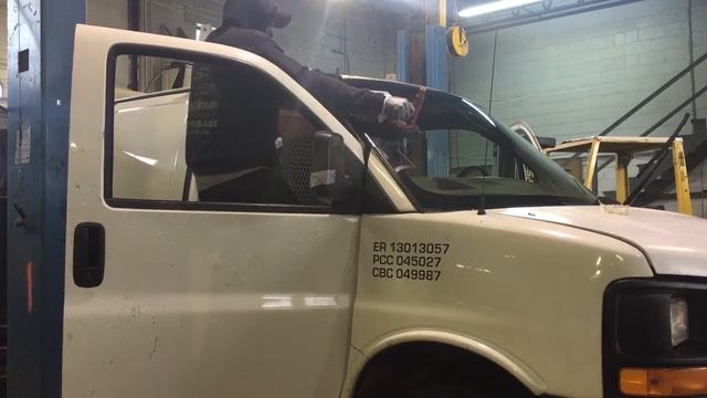 2010-2022 Chevrolet Express Van Windshield Installation. смотреть онлайн