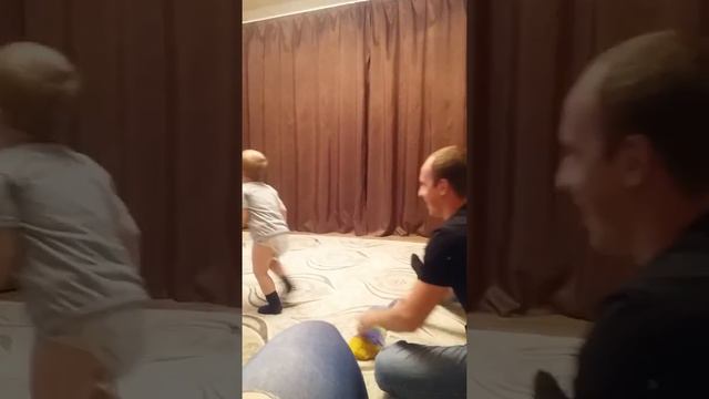 Учится прыгать