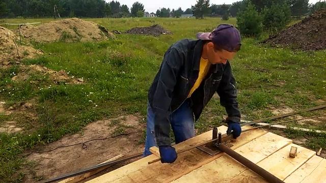 Как СОГНУТЬ АРМАТУРУ и рамки для ленточного фундамента СВОИМИ РУКАМИ смотреть онлайн