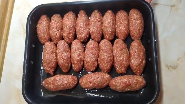 Люля кебаб запеченный в духовке с красным  соусом.