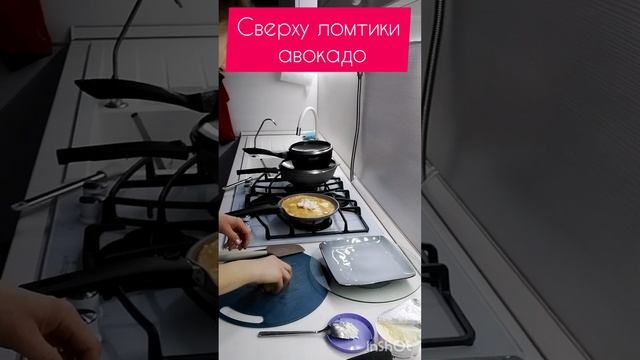 Завтрак: ролл с авокадо без муки и хлеба.