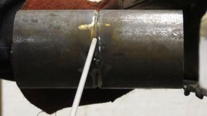 Как и какими электродами лучше заварить трубу без отрыва? Вертикальный шов!