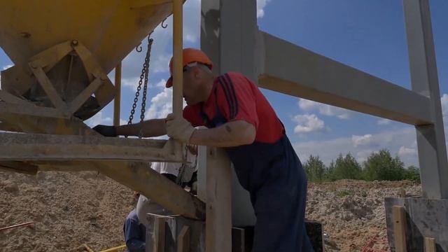 Заливка бетона в основание второй анкерной опоры SkyWay смотреть онлайн