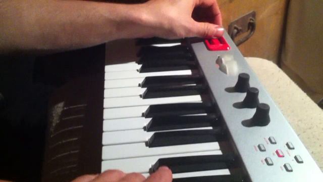 Testing out Alesis Micron analog-modeling synthesizer смотреть онлайн