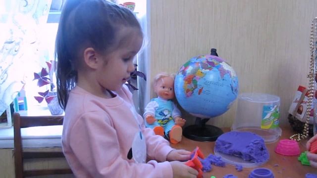 Делаем фигурки из кинетического песка. Make figures from the kinetic sand. смотреть онлайн