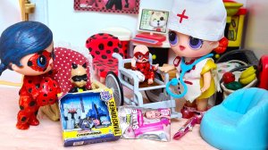 ПОДАРКИ ИСКАЛА - НОГУ СЛОМАЛА??? ЛЕДИ БАГ ТЕПЕРЬ В КОЛЯСКЕ куклы лол смешные мультики ДАРИНЕЛКА