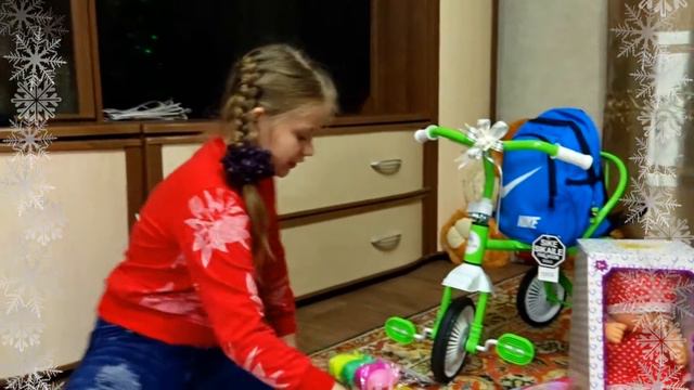 Ещё подарочки от деда Мороза под ёлочкой у бабушки с дедушкой. смотреть онлайн