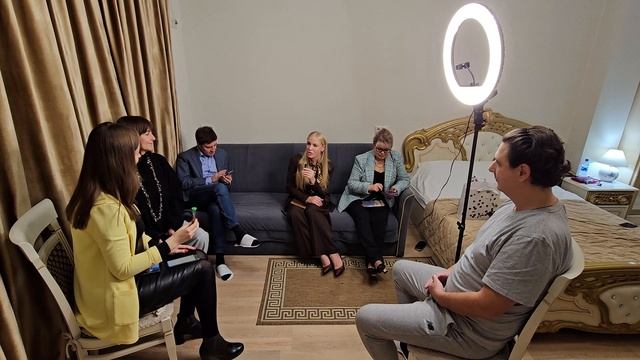 Знакомлюсь с моей группой перед съёмками экспертных интервью!