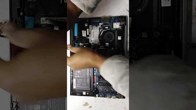 battery replacement of dell Vostro laptop 5471,p88g001 смотреть онлайн