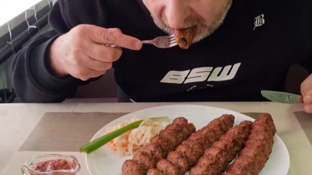 Вот от чего я кайфую. Люля кебаб. Что ещё для счастья надо? смотреть онлайн