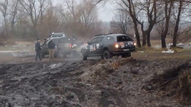 Mitsubishi L200 - болото возле карьера смотреть онлайн