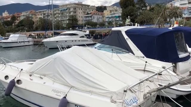 Лодки в порту Сан-Ремо. Яхты в порту. Яхтенная марина. Порты Италии