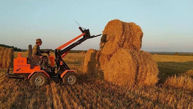 Погрузка больших рулонов соломы 1,6м на минипогрузчике Муравей смотреть онлайн