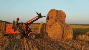 Погрузка больших рулонов соломы 1,6м на минипогрузчике Муравей