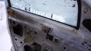 Как открыть Логан без ключа и после зафиксировать личинку двери скобой.