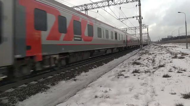 Электровоз ЭП20-067 с пассажирским поездом следует у пл. Вешняки. смотреть онлайн