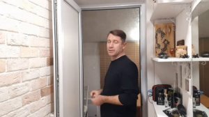 Продувает пластиковая дверь.Регулируем скрытый прижим.