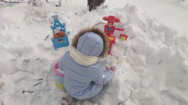 Алиса гуляет на даче, чистит снег и кушает шашлыки смотреть онлайн