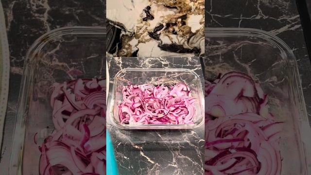 Как быстро и вкусно замариновать красный лук. смотреть онлайн