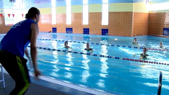 Участницы "Мисс Екатеринбург" в бассейне Powerhouse Gym смотреть онлайн