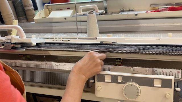 Заправляем нить в вязальную машину Brother KH-893 | Набор петель на вязальной машине смотреть онлайн