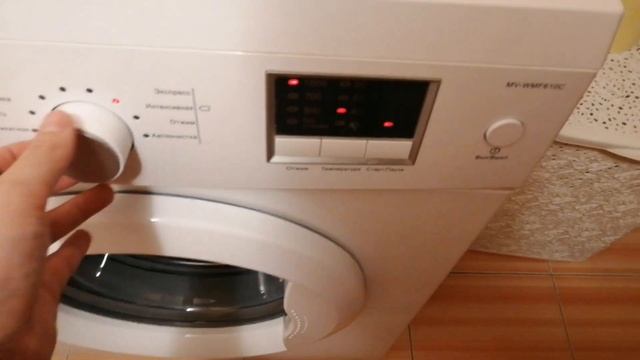 Стираем белую футболку с синими брюками смотреть онлайн